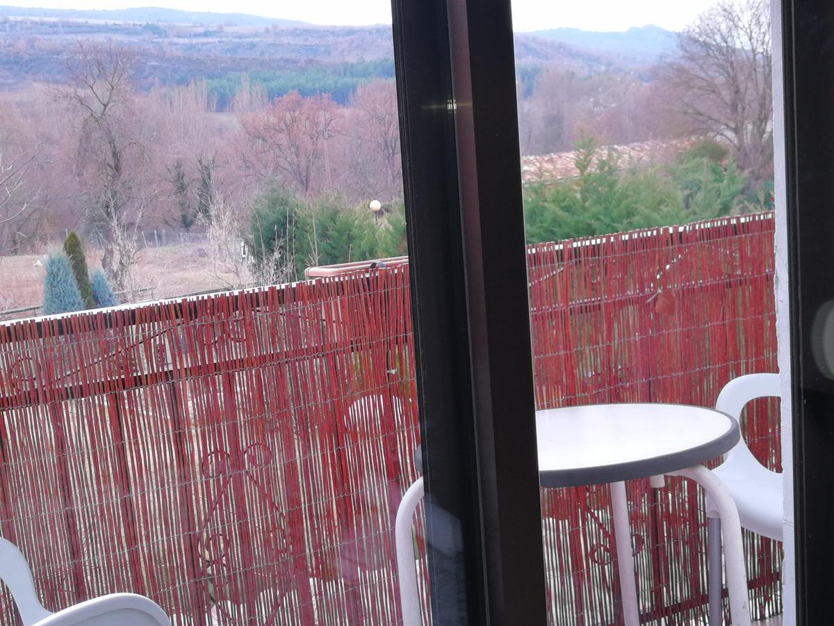 Hostal Escarla Aren Exterior photo